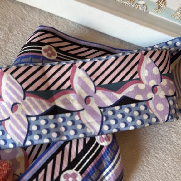 LOUIS VUITTON Silk Pop Monogram BB Bandeau Scarf - Picture 15 of 17